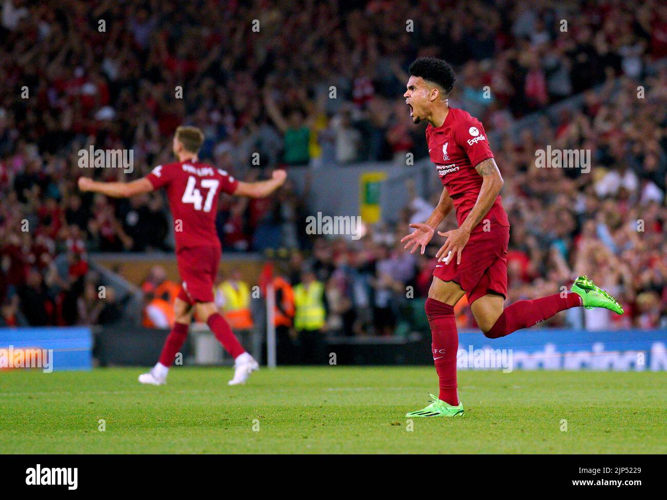 Luis Díaz (derecha) del Liverpool celebra el primer gol de su equipo durante el partido de la Premier League en Anfield, Liverpool. Fecha de la foto: Lunes 15 de agosto de 2022. Foto de stock