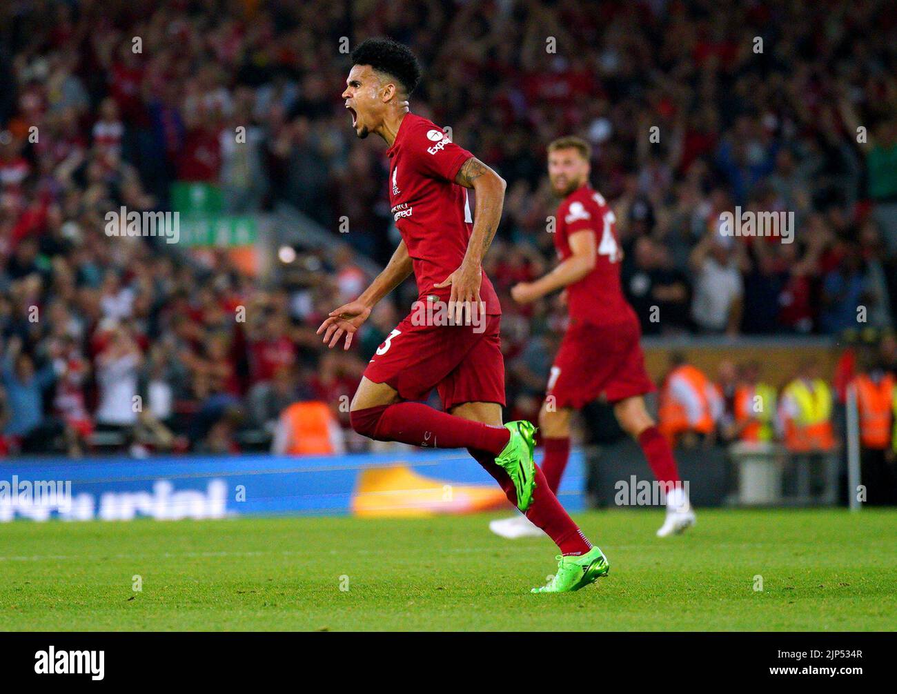Luis Díaz, del Liverpool, celebra el primer gol de su equipo durante el partido de la Premier League en Anfield, Liverpool. Fecha de la foto: Lunes 15 de agosto de 2022. Foto de stock