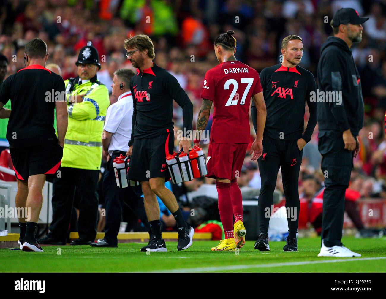 Darwin Nunez (centro derecha) del Liverpool abandona el campo después de recibir una tarjeta roja durante el partido de la Premier League en Anfield, Liverpool. Fecha de la foto: Lunes 15 de agosto de 2022. Foto de stock