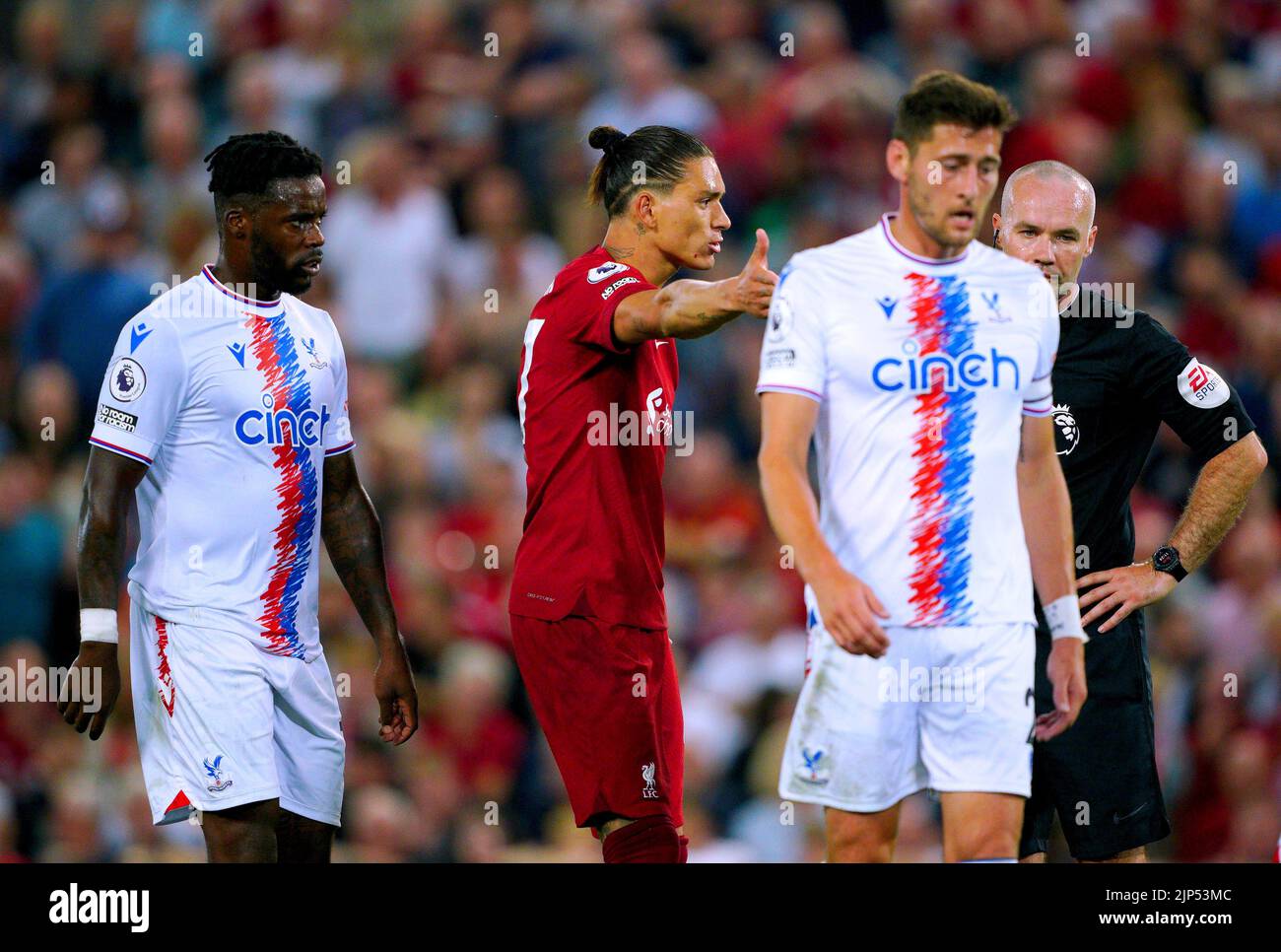 Darwin Nunez del Liverpool intercambia palabras con el árbitro Paul Tierney durante el partido de la Premier League en Anfield, Liverpool. Fecha de la foto: Lunes 15 de agosto de 2022. Foto de stock