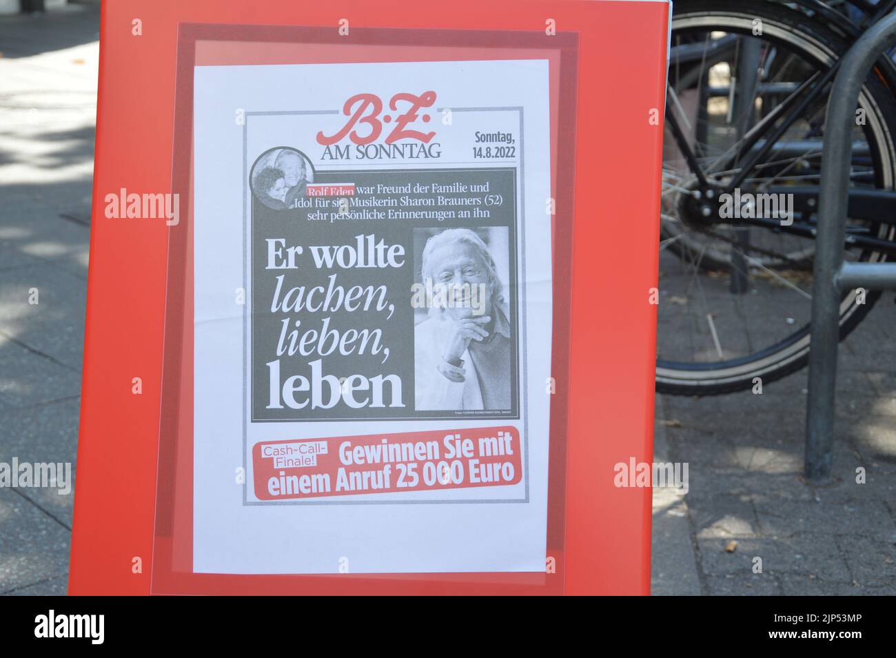 Berlín, Alemania - 14 de agosto de 2022 - B.Z. El periódico Bild recuerda a Rolf Eden 1930-2022 en su portada. (Markku Rainer Peltonen) Foto de stock