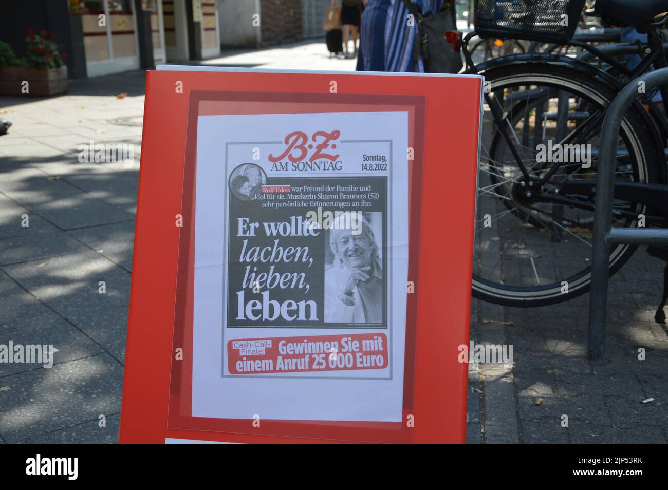 Berlín, Alemania - 14 de agosto de 2022 - B.Z. El periódico Bild recuerda a Rolf Eden 1930-2022 en su portada. (Markku Rainer Peltonen) Foto de stock