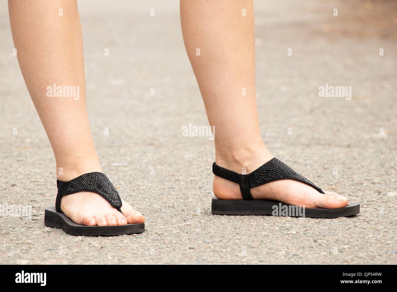 Chanclas de pies fotografías e imágenes de alta resolución - Alamy