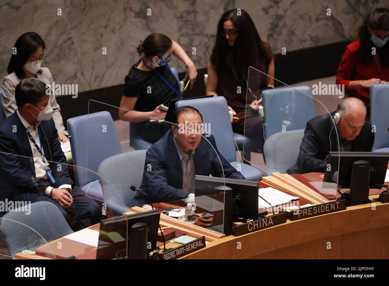 Naciones Unidas, reunión del Consejo de Seguridad de la ONU sobre la situación en Yemen en la sede de la ONU en Nueva York. 15th de Ago de 2022. Zhang Jun (C, Front), representante permanente de China ante las Naciones Unidas, habla en una reunión del Consejo de Seguridad de la ONU sobre la situación en Yemen en la sede de la ONU en Nueva York, el 15 de agosto de 2022. El lunes Zhang Jun pidió la plena implementación del acuerdo de tregua en Yemen, ampliando los logros de la tregua y poniendo el foco en la mejora de la situación humanitaria. Crédito: Xie E/Xinhua/Alamy Live News Foto de stock