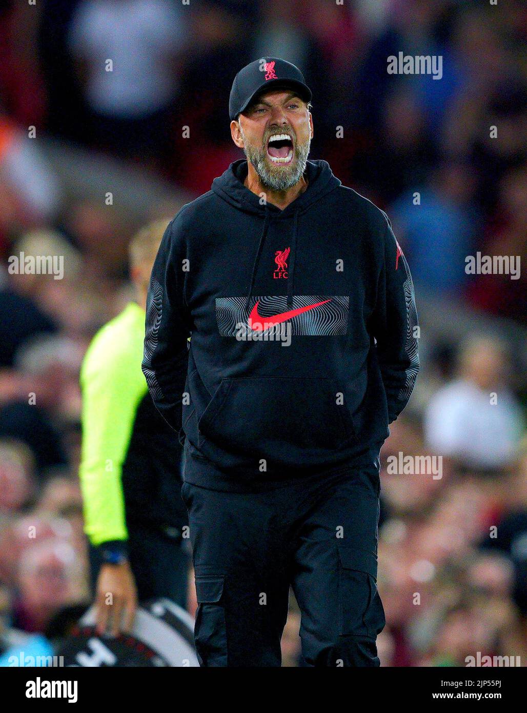 El entrenador del Liverpool Jurgen Klopp grita desde la línea de toque durante el partido de la Premier League en Anfield, Liverpool. Fecha de la foto: Lunes 15 de agosto de 2022. Foto de stock