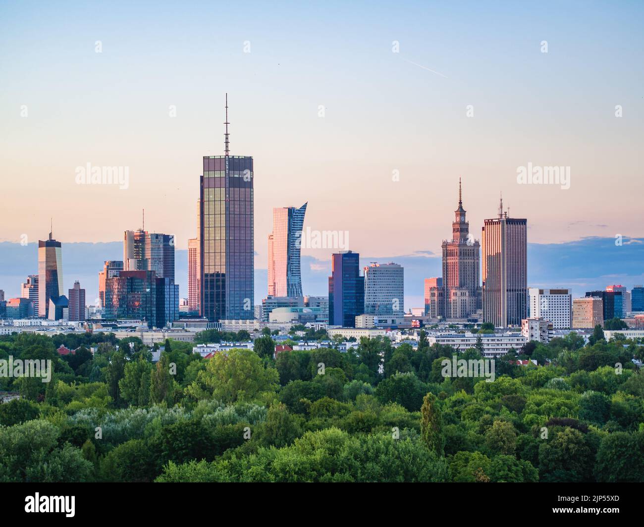 El centro de Varsovia y el parque Pola Mokotowskie tienen vistas aéreas al atardecer Foto de stock