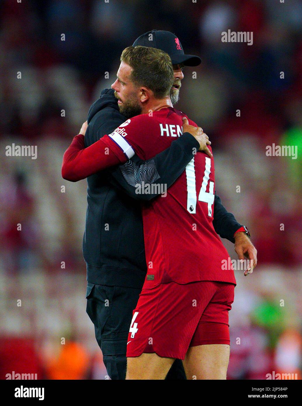 Jordan Henderson del Liverpool abraza al entrenador Jurgen Klopp al final del partido de la Premier League en Anfield, Liverpool. Fecha de la foto: Lunes 15 de agosto de 2022. Foto de stock