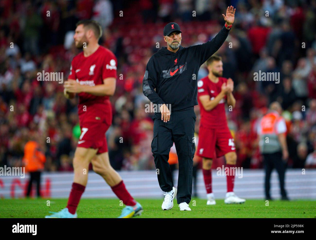 El entrenador del Liverpool, Jurgen Klopp, se dirige a los aficionados al final del partido de la Premier League en Anfield, Liverpool. Fecha de la foto: Lunes 15 de agosto de 2022. Foto de stock