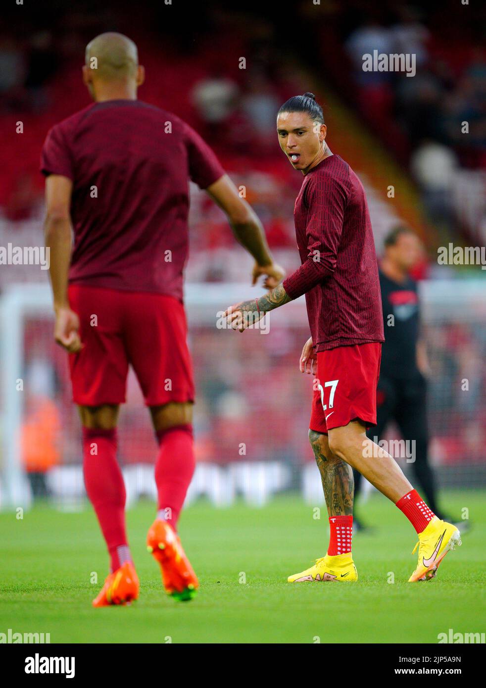 Darwin Nunez (derecha) del Liverpool se calienta antes del partido de la Premier League en Anfield, Liverpool. Fecha de la foto: Lunes 15 de agosto de 2022. Foto de stock
