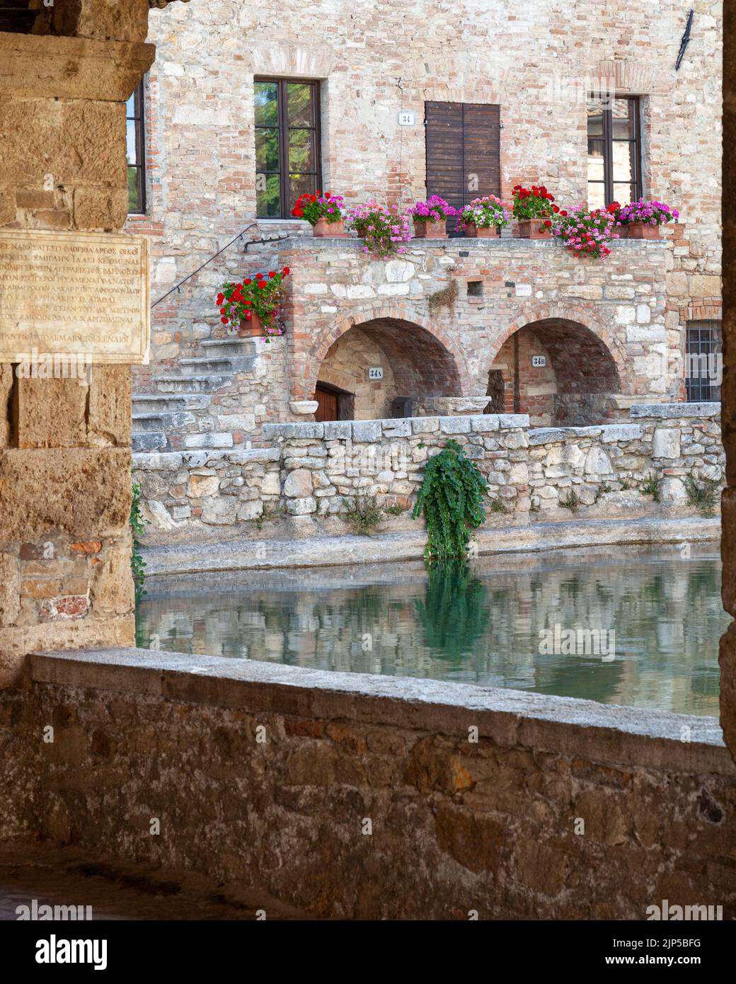 Baños termales y habitaciones en Bagno Vignoni, Toscana, Italia Foto de stock