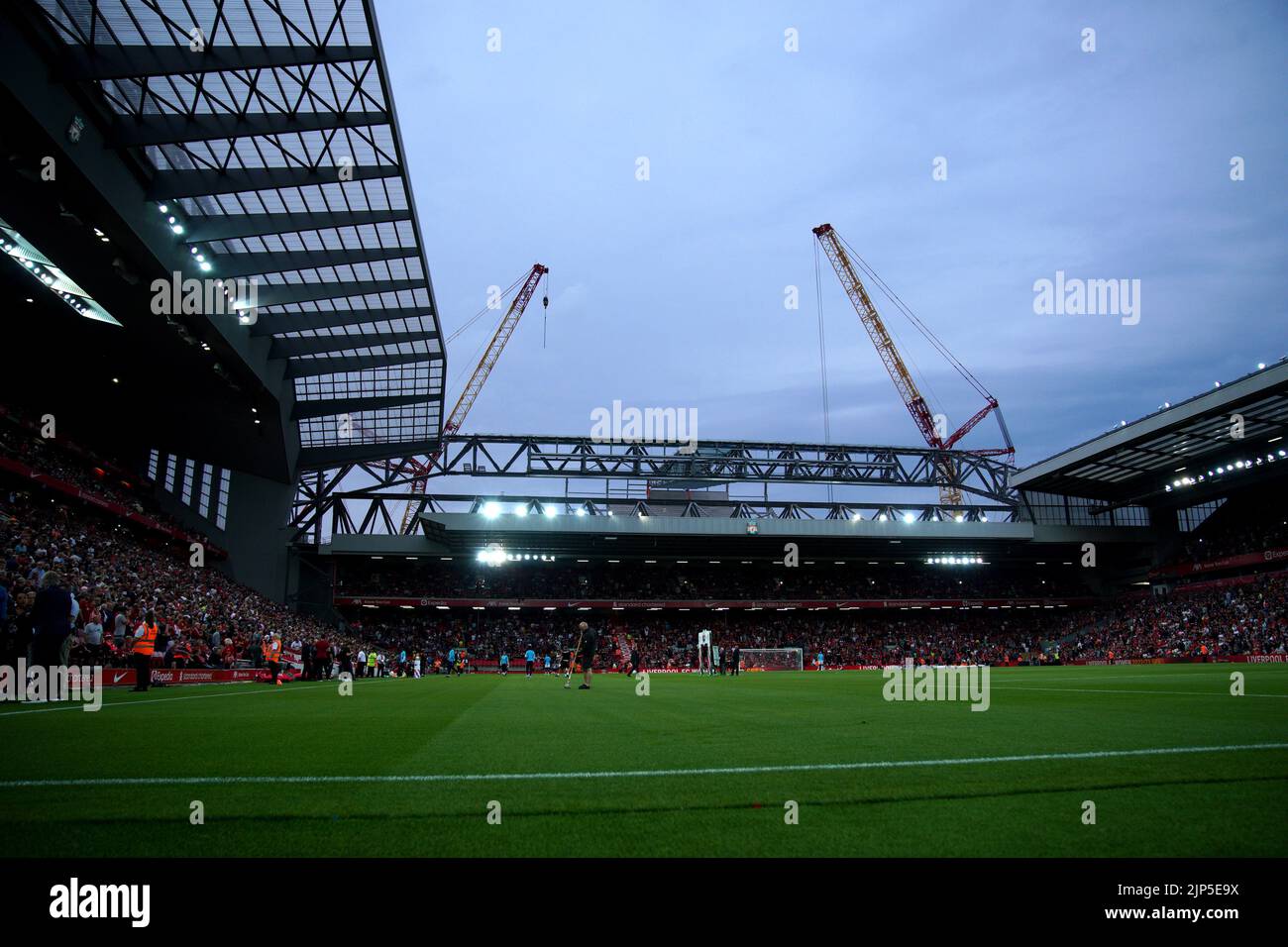 Una vista general del estadio donde la construcción del nuevo stand de Anfield Road es visible, antes del partido de la Premier League en Anfield, Liverpool. Fecha de la foto: Lunes 15 de agosto de 2022. Foto de stock