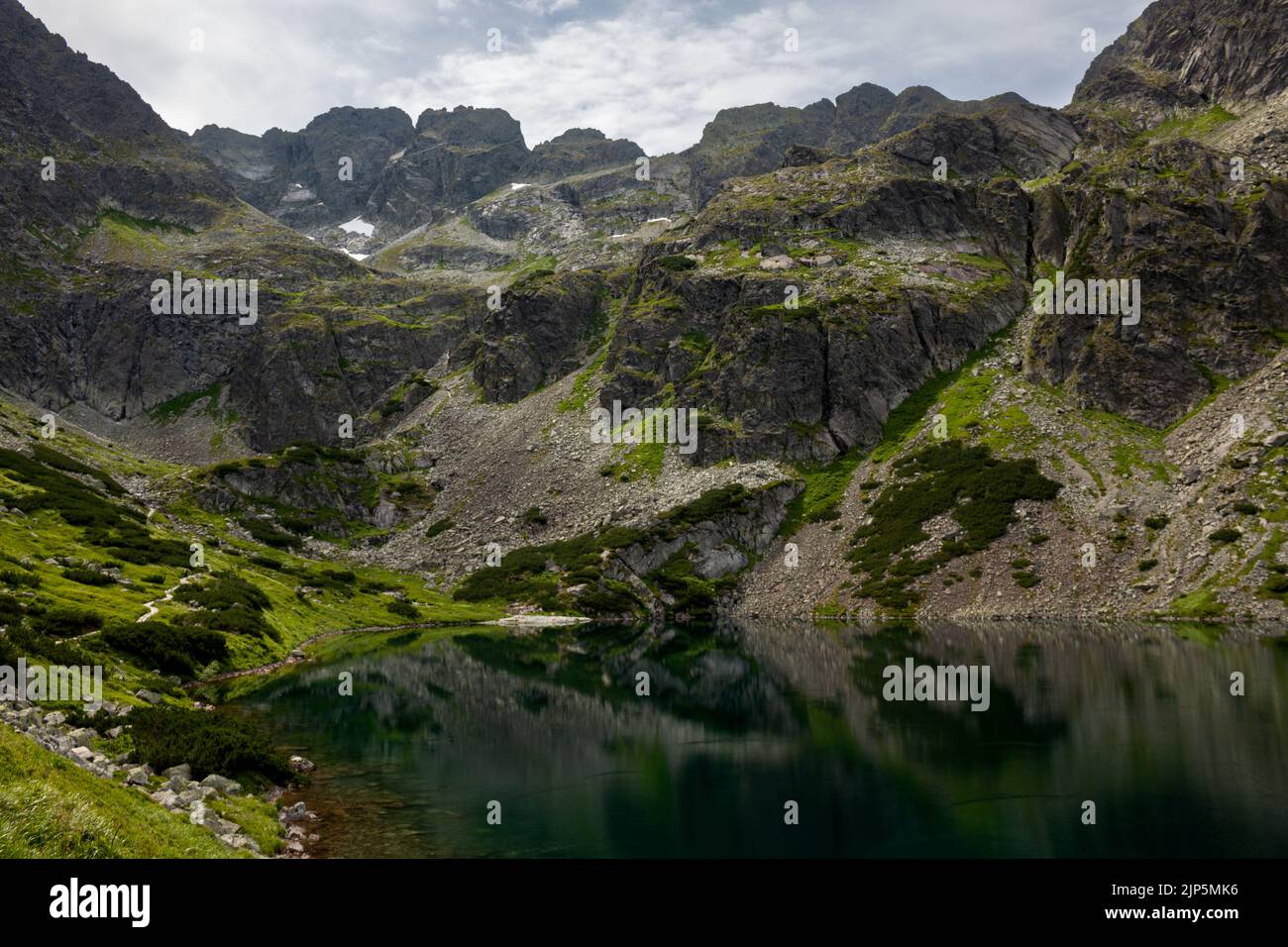 Czarny Staw Gasienicowy lago en una ruta de senderismo en las montañas polacas de Tatry, cerca de Zakopane Foto de stock