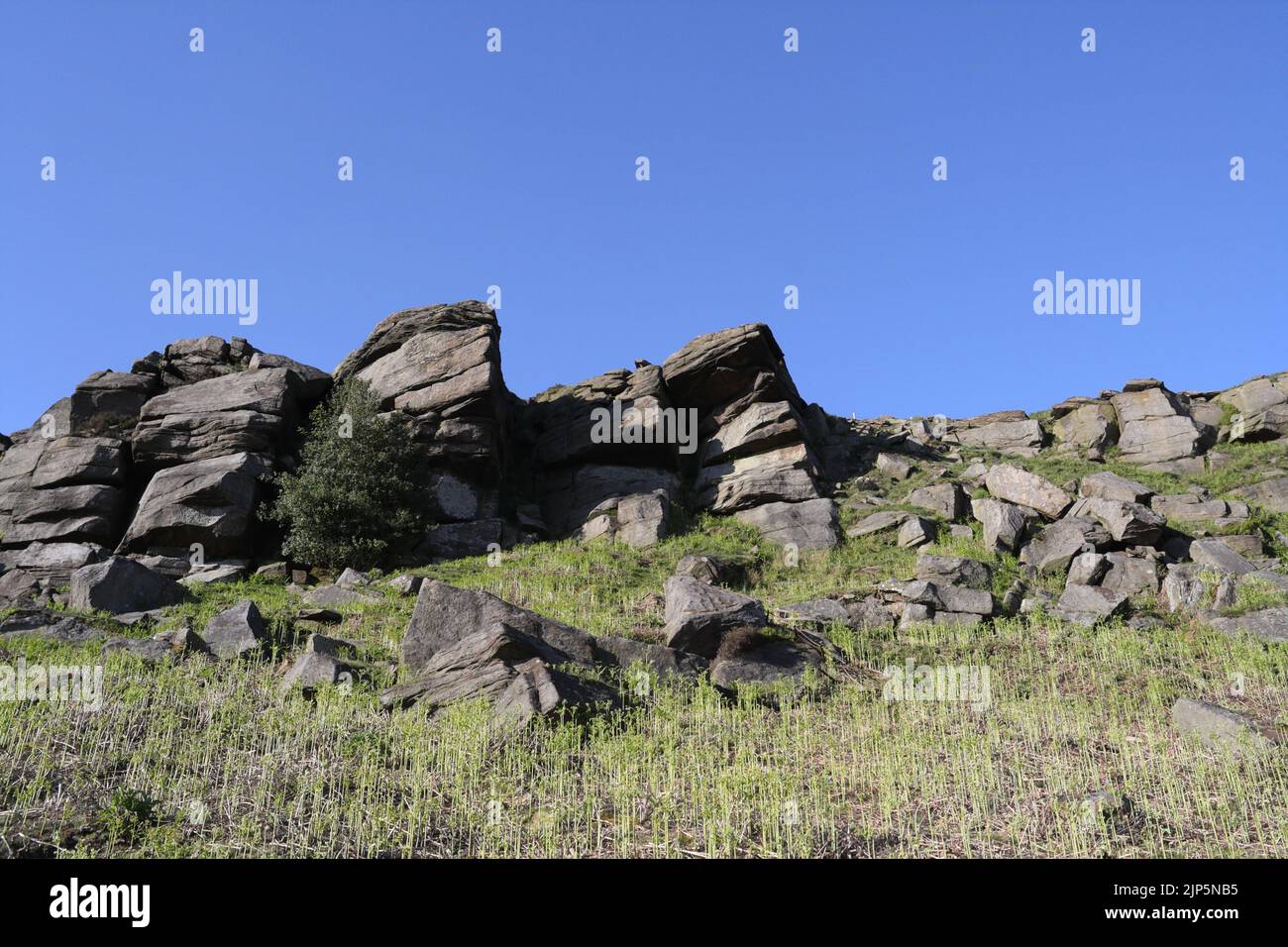 Rocas colgantes en el borde de Stanage, Parque Nacional del Distrito de los Picos, Derbyshire, Inglaterra, formación rocosa, geología Foto de stock