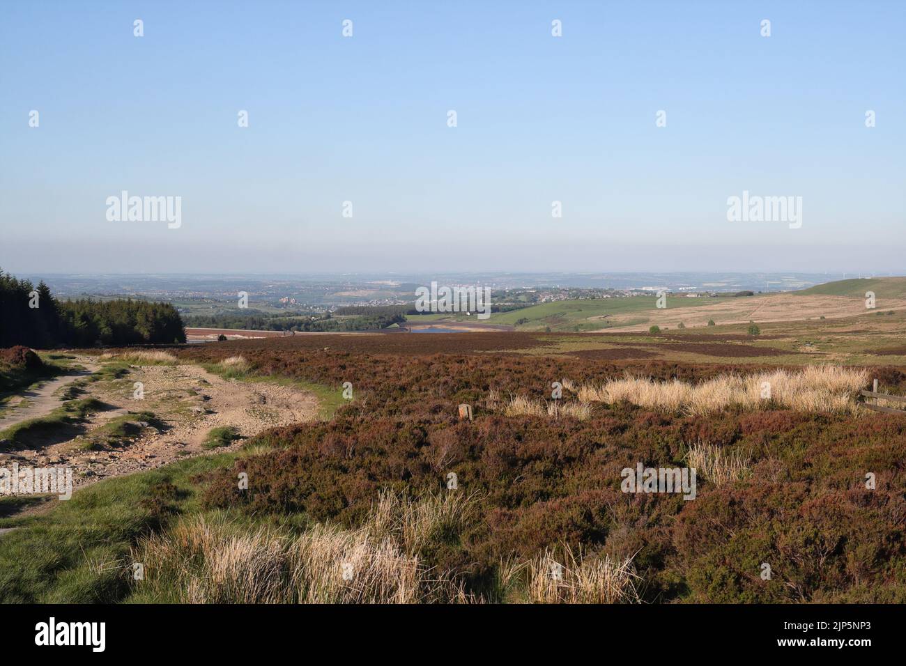 Vista distante, de Sheffield desde el páramo de Hallam. Peak District, Parque Nacional, Inglaterra Foto de stock