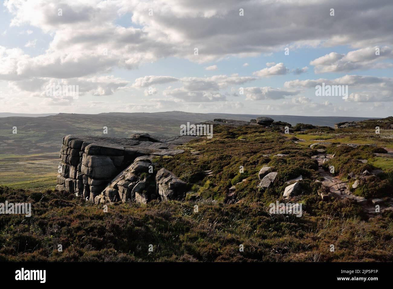 Stanage Edge cerca de High Neb en el distrito de Derbyshire Peak, Inglaterra, peninos del páramo Foto de stock
