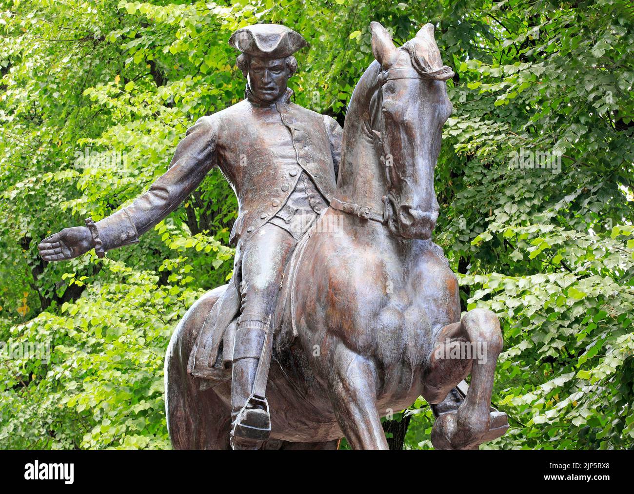 Estatua de Paul Revere en el histórico paseo turístico Freedom Trail de Boston con fondo verde, Boston, EE.UU Foto de stock