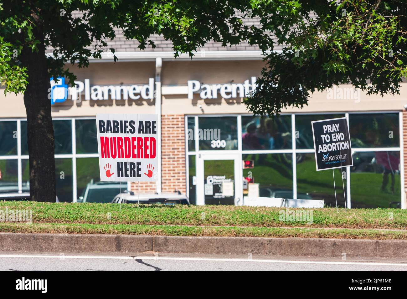 LAWRENCEVILLE, GA: Se plantan carteles anti-aborto frente a una clínica de Planned Parenthood el 9 de octubre de 2021 en Lawrenceville, GA. Foto de stock