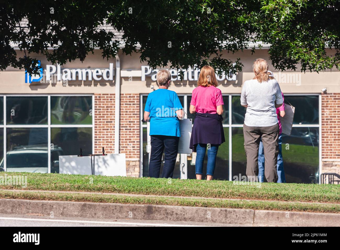 LAWRENCEVILLE, GA - 9 DE OCTUBRE: Manifestantes anti-aborto se ponen de pie y miran fijamente a una clínica de Planned Parenthood el 9 de octubre de 2021 en Lawrenceville, Foto de stock
