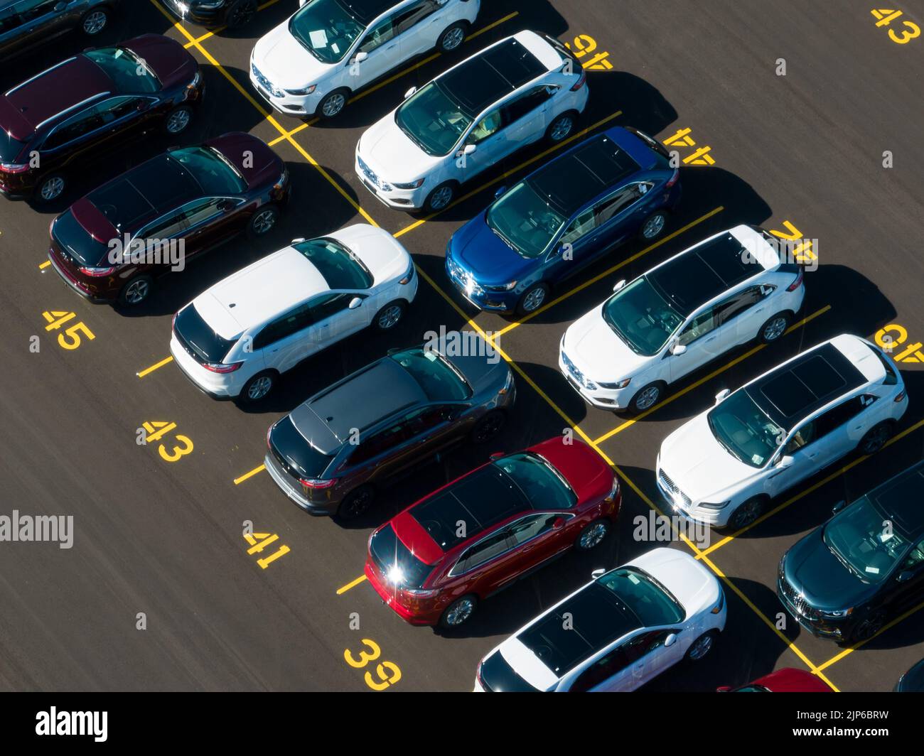 Una vista aérea sobre un estacionamiento en una planta de Ford Motor Company. Las filas de los SUVs recientemente fabricados del borde de Ford se ven en un día soleado. Foto de stock