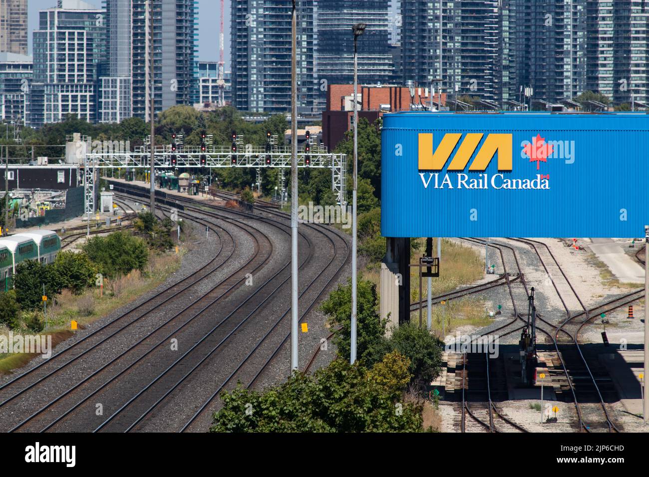 El logotipo DE VIA Rail Canada se ve en una estructura de un gran patio ferroviario en Toronto. Foto de stock