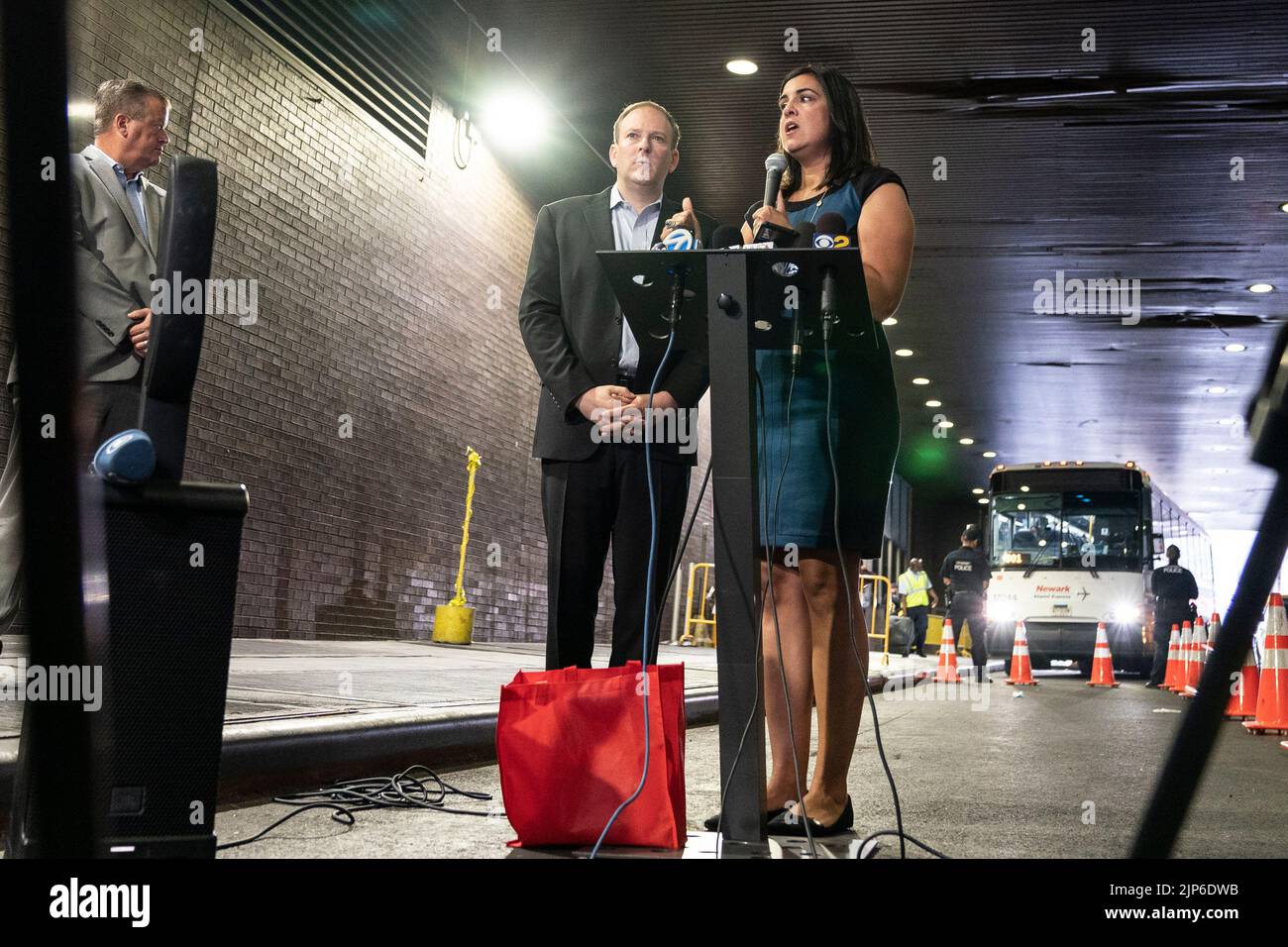 Nueva York, NY - 15 de agosto de 2022: Los representantes de los Estados Unidos Lee Zeldin y Nicole Malliotakis dan una conferencia de prensa en la Terminal de Autobuses de la Autoridad Portuaria Foto de stock