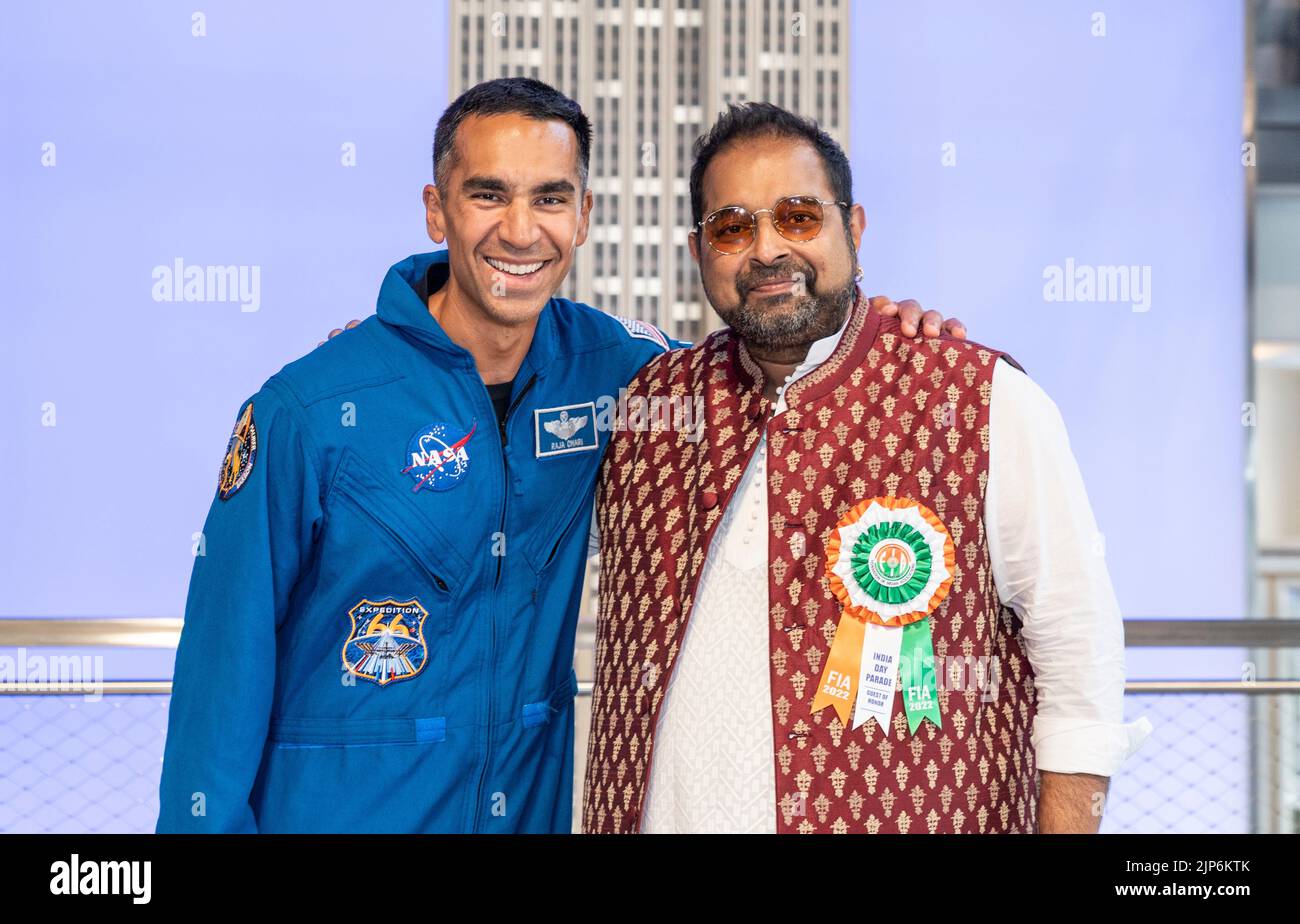 Nueva York, NY - 15 de agosto de 2022: El astronauta Raja Chari se unió a Shankar Mahadevan, cantante y compositor visita el Empire State Building para celebrar el 75th aniversario de la independencia de la India Foto de stock