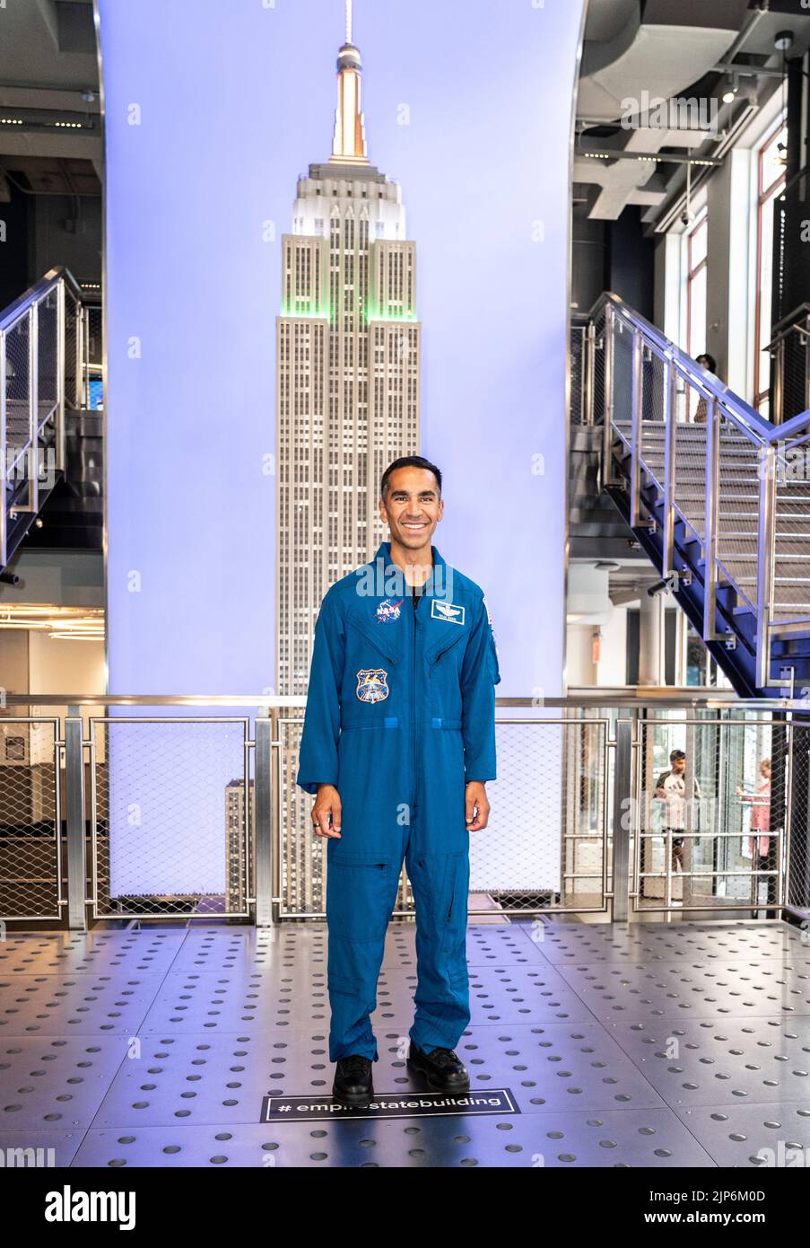 Nueva York, NY - 15 de agosto de 2022: El astronauta Raja Chari se unió a Shankar Mahadevan, cantante y compositor visita el Empire State Building para celebrar el 75th aniversario de la independencia de la India Foto de stock