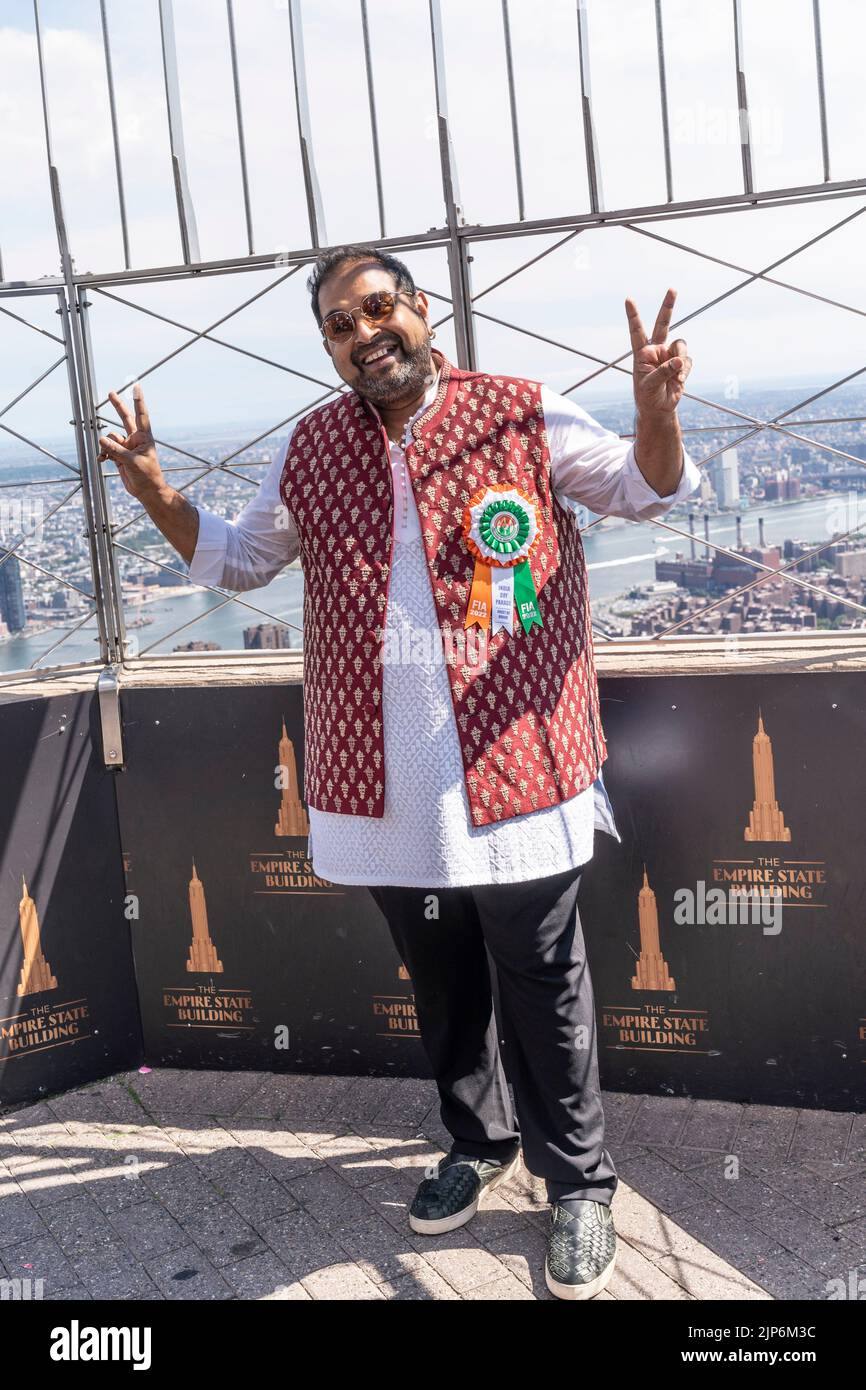 Nueva York, NY - 15 de agosto de 2022: Shankar Mahadevan, cantante y compositor visita el Empire State Building para celebrar el 75th aniversario de la independencia de la India Foto de stock