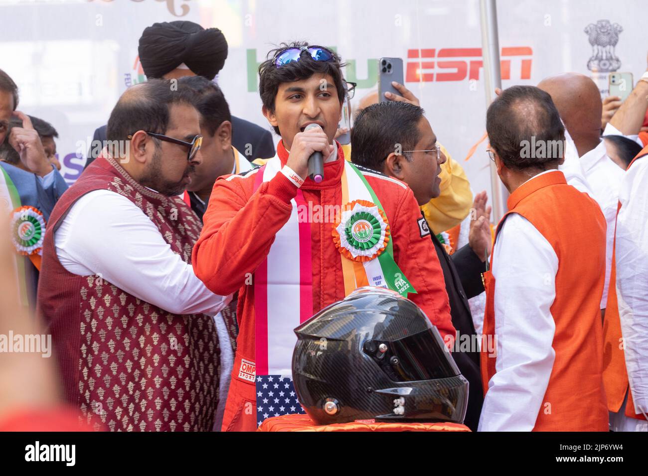 Nueva York, NY - 15 de agosto de 2022: El piloto de carreras Atharva Desai habla durante el 75th aniversario de la independencia de la India, que se levanta la bandera en Times Square Foto de stock