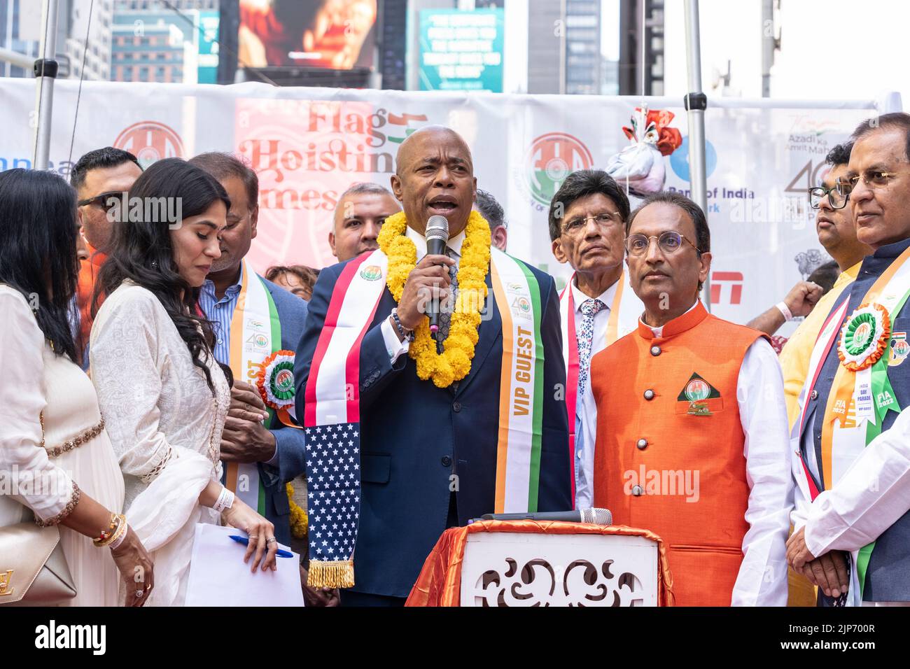 Nueva York, NY - 15 de agosto de 2022: El alcalde Eric Adams habla durante el 75th aniversario de la bandera de la independencia de la India en Times Square Foto de stock