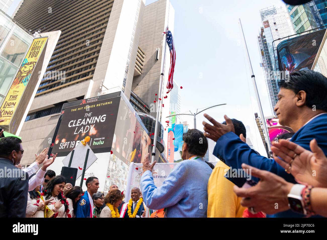 Nueva York, NY - 15 de agosto de 2022: El alcalde Eric Adams asiste al 75th Aniversario de la Independencia de la India Levantando la bandera en Times Square mientras se levanta la bandera americana y los pétalos de rosas volando en el aire Foto de stock
