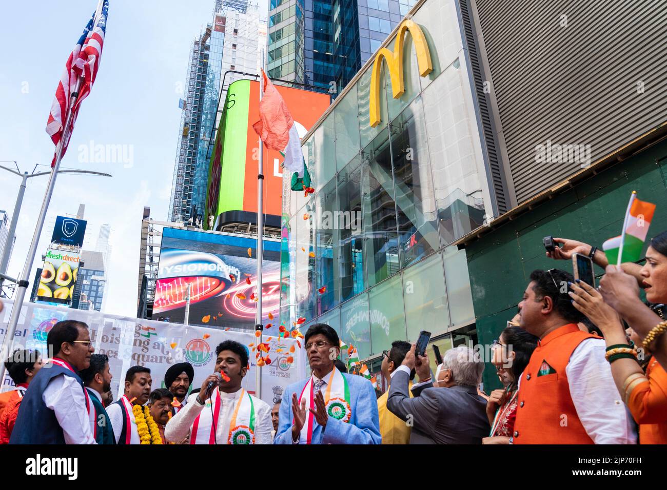 Nueva YORK, NY - 15 de agosto de 2022: El alcalde Eric Adams asiste al 75th aniversario de la independencia de la India Levantando la bandera en Times Square mientras se levanta la bandera india junto con la estadounidense Foto de stock