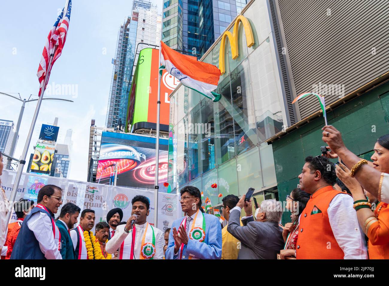 Nueva YORK, NY - 15 de agosto de 2022: El alcalde Eric Adams asiste al 75th aniversario de la independencia de la India Levantando la bandera en Times Square mientras se levanta la bandera india junto con la estadounidense Foto de stock