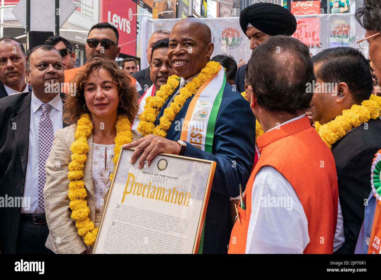 Nueva York, NY - 15 de agosto de 2022: El alcalde Eric Adams presenta la proclamación durante el 75th aniversario de la bandera de independencia de la India en Times Square Foto de stock