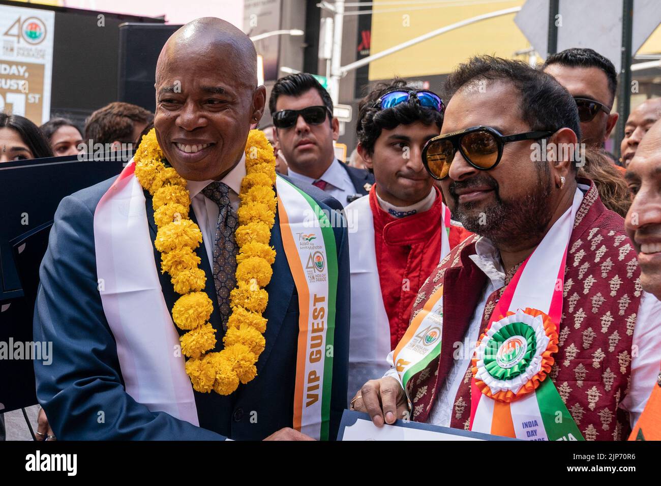 Nueva York, NY - 15 de agosto de 2022: El alcalde Eric Adams y el cantante y compositor Shankar Mahadevan asisten al 75th Aniversario de la Bandera de Independencia de la India en Times Square Foto de stock