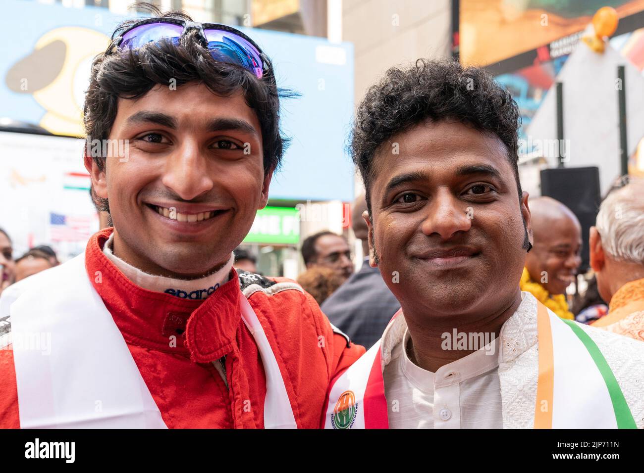 Nueva YORK, NY - 15 de agosto de 2022: El piloto de carreras Atharva Desai y el cantante y compositor Devi Sri Prasad asisten al 75th aniversario de la bandera de la independencia de la India en Times Square Foto de stock