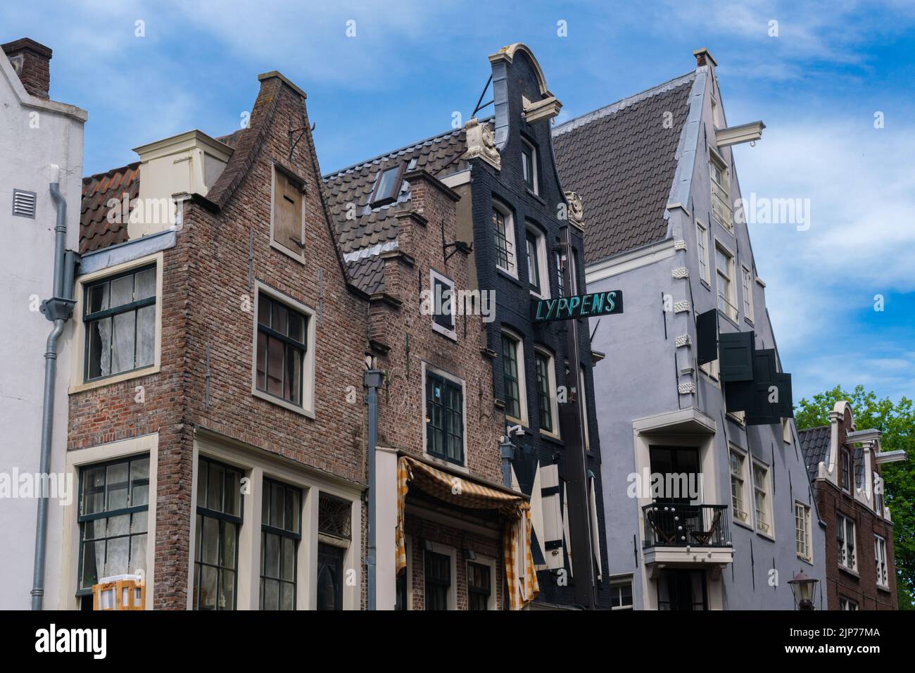 Amsterdam, Países Bajos - 21 de junio de 2022: Casas torcidas en Amsterdam Foto de stock