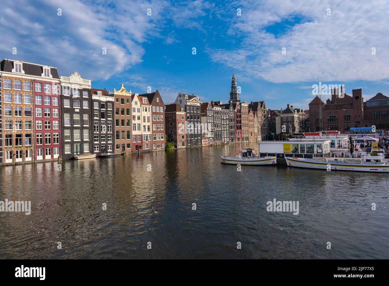 Ámsterdam, Países Bajos - 21 de junio de 2022: Antiguas casas históricas en el canal que rodea Damrak Ámsterdam Foto de stock