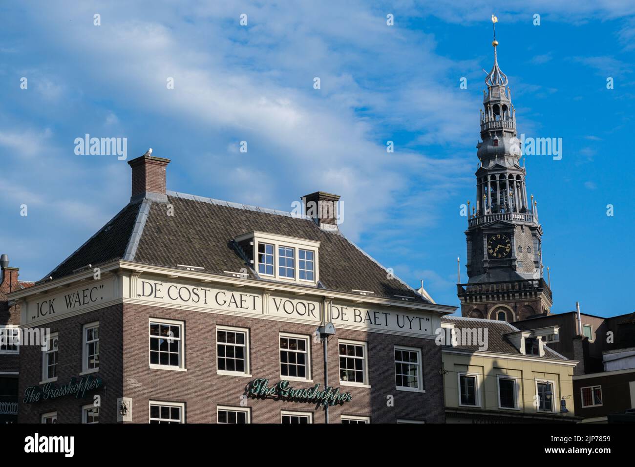Ámsterdam, Países Bajos - 21 de junio de 2022: Grand Café & Steakhouse 'The Grasshopper', en Damrak y Oudebrugsteeg, con la iglesia de Oude al fondo Foto de stock