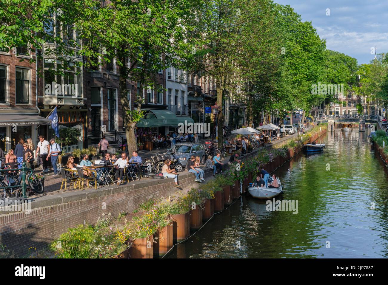 Ámsterdam, Países Bajos - 21 de junio de 2022: Barcos en el canal de Ámsterdam al atardecer Foto de stock