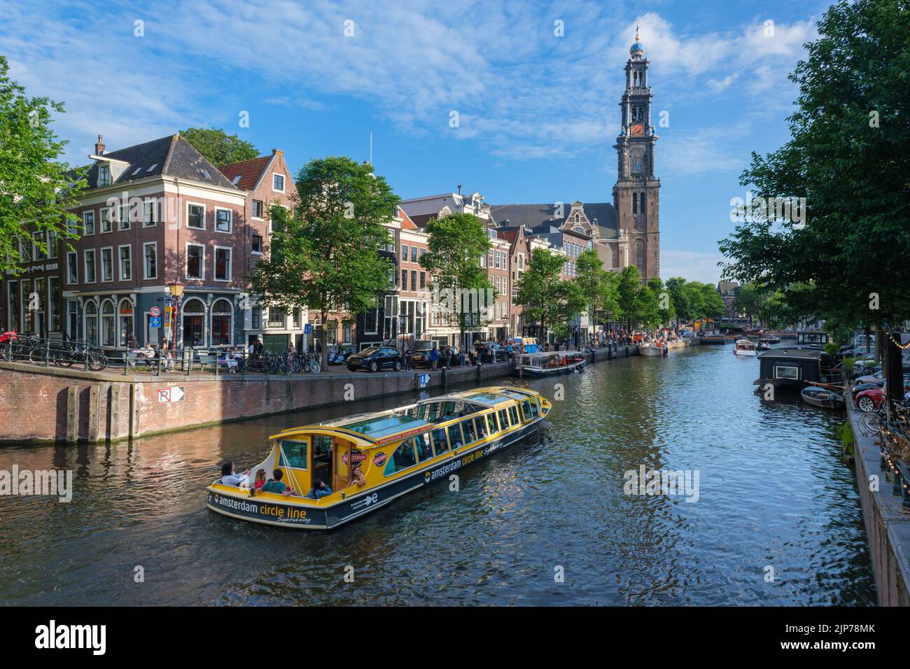 Ámsterdam, Países Bajos - 21 de junio de 2022: Crucero turístico en un canal Foto de stock