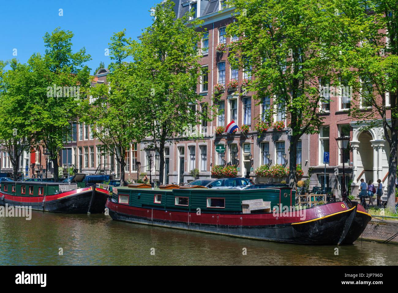 Ámsterdam, Países Bajos - 21 de junio de 2022: Barcos de casa en el canal de Ámsterdam en verano Foto de stock