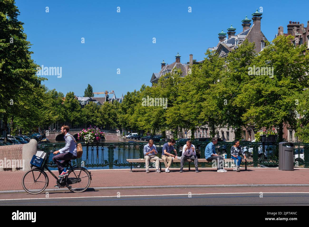 Ámsterdam, Países Bajos - 22 de junio de 2022: Gente en el puente Johanna Borskibrug Foto de stock