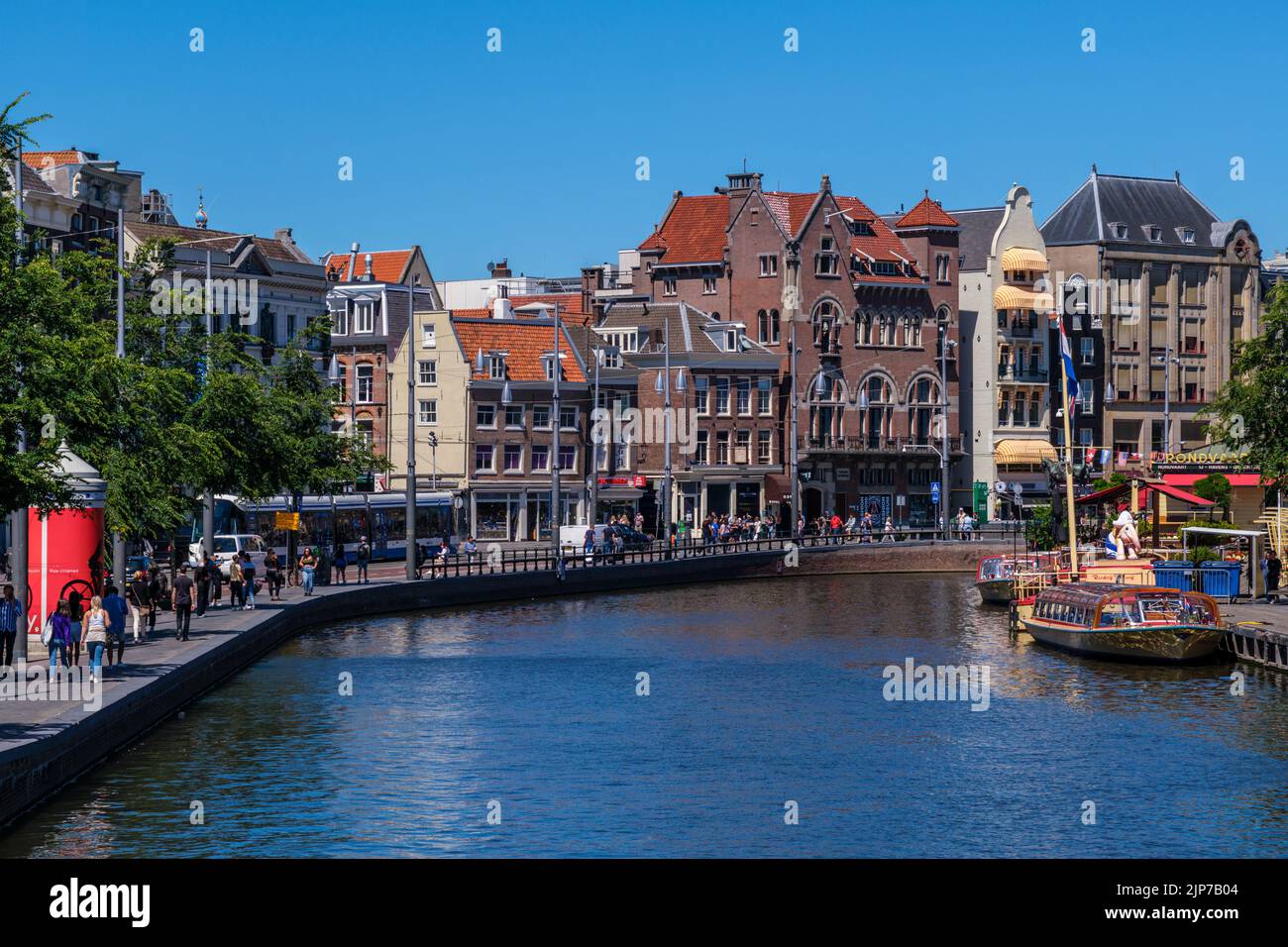 Amsterdam, Países Bajos - 21 de junio de 2022: Vista general del Canal de Rokin Foto de stock