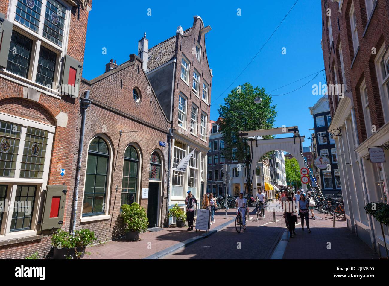Amsterdam, Países Bajos - 22 de junio de 2022: Casas torcidas en Amsterdam Foto de stock