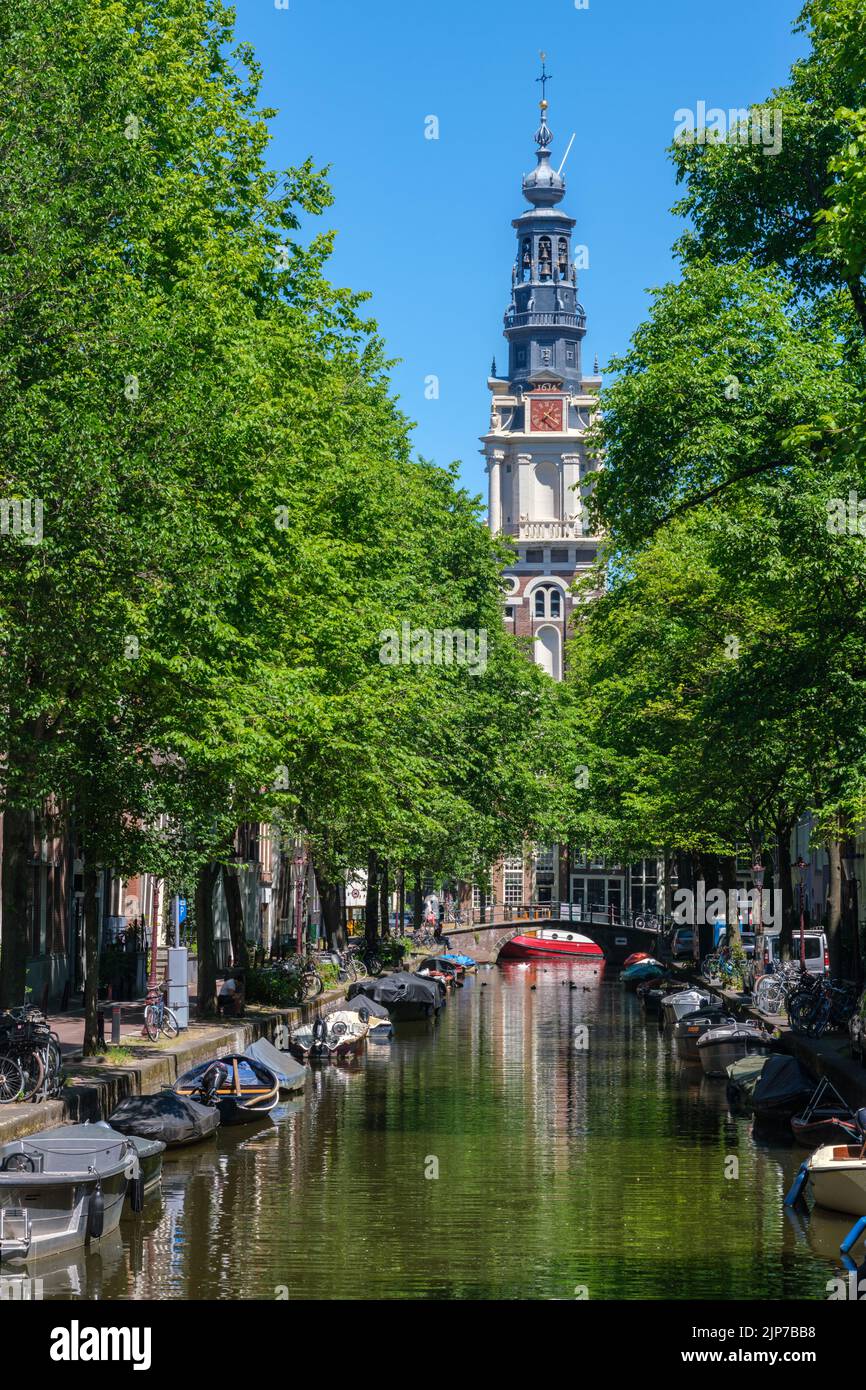 Ámsterdam, Países Bajos - 22 de junio de 2022: Canal Groenburgwal de Ámsterdam con la Iglesia del Sur (Zuiderkerk) Foto de stock