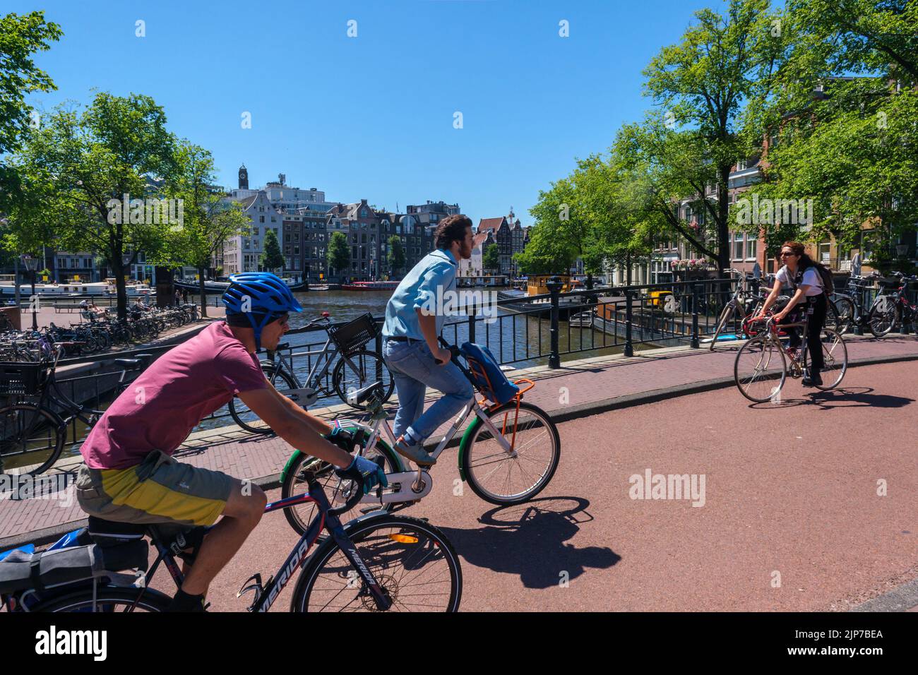 Amsterdam, Países Bajos - 22 de junio de 2022: Gente montando en bicicleta en el Irlanda. B. Puente Bijvoetbrug Foto de stock