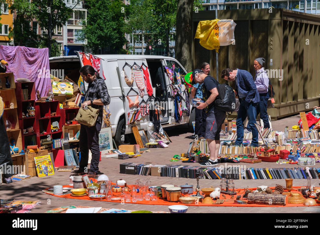 Ámsterdam, Países Bajos - 22 de junio de 2022: La gente de compras en Waterlooplein huye del mercado Foto de stock