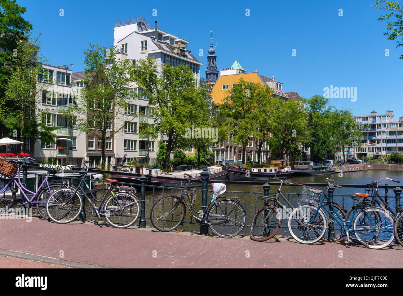 Ámsterdam, Países Bajos - 22 de junio de 2022: El paisaje urbano de Ámsterdam con bicicletas en un puente Foto de stock