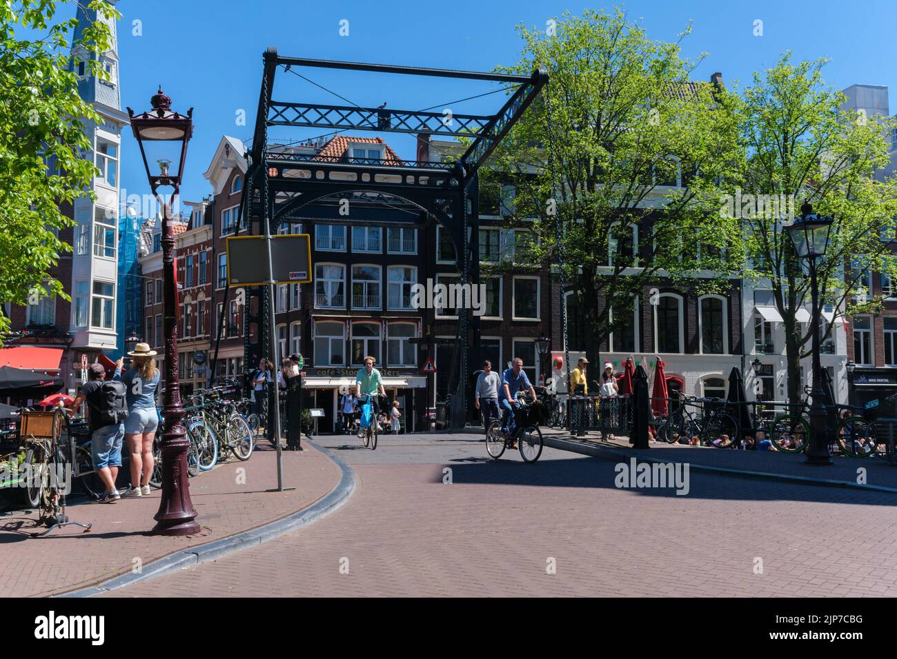 Amsterdam, Países Bajos - 22 de junio de 2022: El Aluminio (Puente de Aluminio) es una estructura básica compuesta de ladrillo, granito y acero Foto de stock